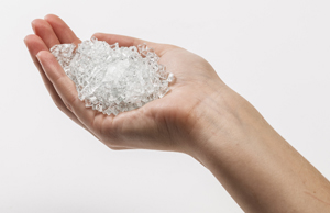 Gebroken veiligheidsglas in een hand